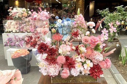 Hoa tươi, sản phẩm làm đẹp hút khách dịp 8/3