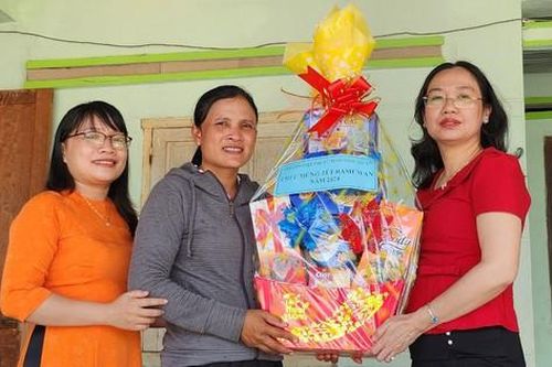Hội LHPN tỉnh Ninh Thuận thăm, tặng quà chúc mừng Tết Ramưwan năm 2024