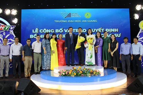 Trường Đại học An Giang trao quyết định bổ nhiệm 2 phó giáo sư