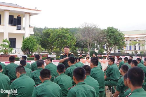 Chính ủy Lữ đoàn 87 đối thoại với chiến sĩ mới