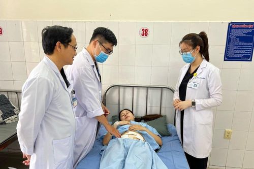 Bóc tách khối u có chứa cả răng, tóc, xương trong buồng trứng nữ bệnh nhân