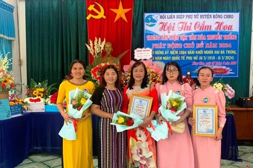 Hội phụ nữ thị trấn Kông Chro giành nhất thi cắm hoa toàn huyện