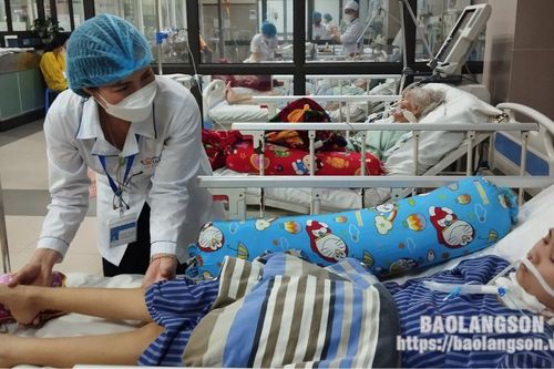 Nữ điều dưỡng hết lòng vì người bệnh