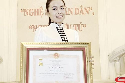 Cô gái Thái Sơn La được phong tặng danh hiệu nghệ sĩ ưu tú