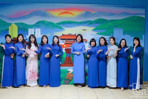 Tôn vinh tà áo dài Việt Nam