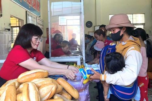Điện lực Phú Yên: Trao hơn 300 suất cơm cho bệnh nhân có hoàn cảnh khó khăn