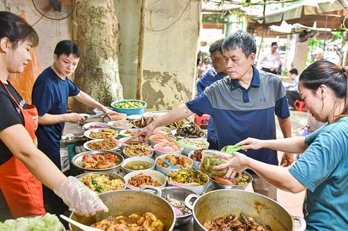 Bán trên 10 suất cơm/ngày với giá 40.000 đồng, hộ kinh doanh đã phải chịu thuế?