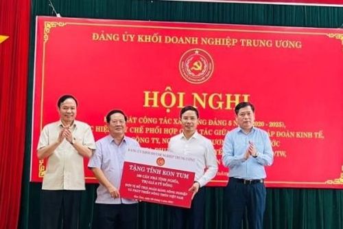 Agribank đồng hành, hỗ trợ trao tặng 100 căn nhà tình nghĩa cho người nghèo tỉnh Kon Tum