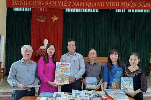 Hội Nhà báo tỉnh Vĩnh Phúc tặng sách, báo cho một số Làng văn hóa kiểu mẫu