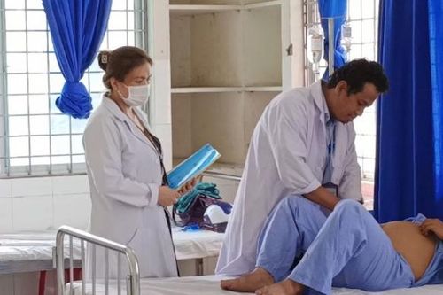 Người đàn ông bị kẹt chai nhựa trong chỗ hiểm