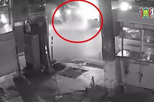 Xe khách va chạm xe tải, hai học sinh văng khỏi xe