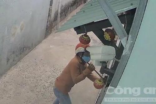 Chủ vắng nhà, trộm cạy bung hai ổ khóa chỉ trong... 10 giây