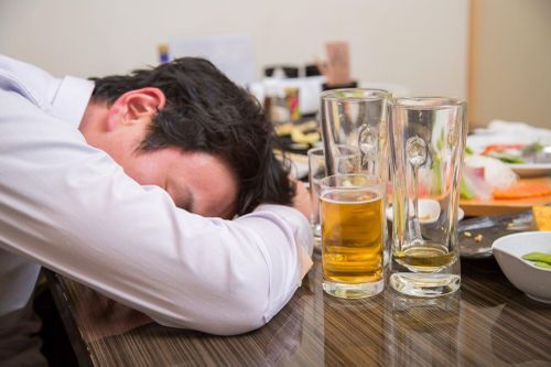 Uống rượu mặt tái là tửu lượng cao?