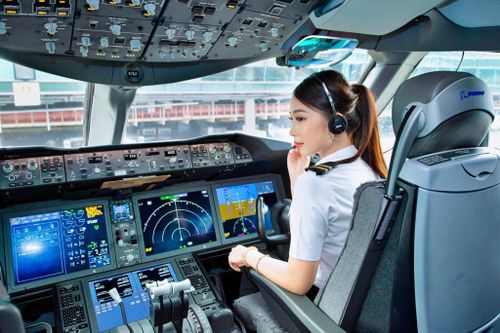 Nữ cơ phó người Việt đầu tiên lái máy bay phản lực Embraer