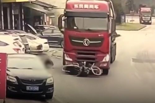 Xe tải kéo lê hàng chục mét, người đàn ông thoát chết thần kỳ