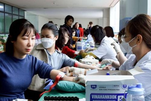 Nữ nhà giáo Hà Nội được khám sức khỏe, hướng dẫn kỹ năng phát hiện ung thư