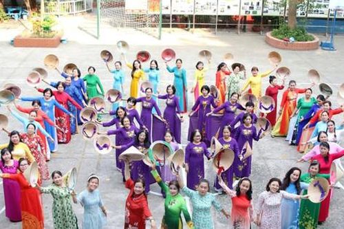 Người dân mặc áo dài xuống phố tại sự kiện 'Thành phố Áo dài'