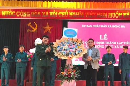 Ra mắt Tiểu đội dân quân thường trực xã Hồng Hà