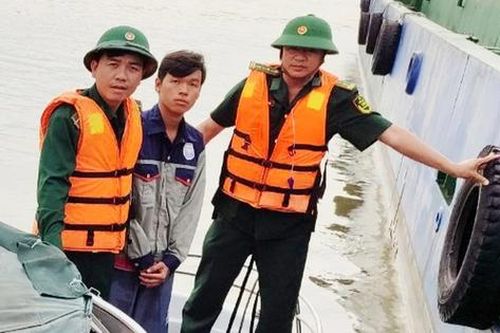 Cứu thuyền viên bị nạn trôi dạt 1km trên sông Soài Rạp