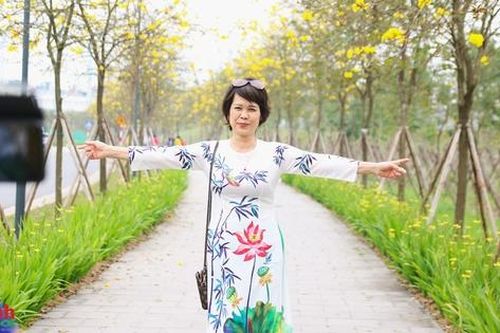 Chị em 'phát sốt' với con đường hoa Phong Linh vàng rực ở Hà Nội