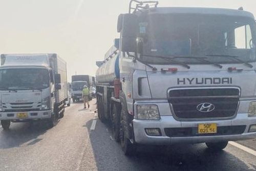 3 xe tông liên hoàn trên cao tốc TPHCM - Trung Lương