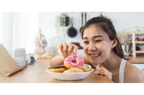 Vì sao ăn kiêng ít calo mà không giảm được cân?
