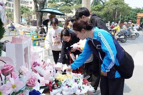 Sinh viên bán hoa gây quỹ hỗ trợ người dân vùng cao