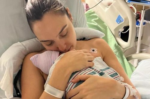 'Wonder Woman' Gal Gadot khiến người hâm mộ bất ngờ khi sinh con gái thứ tư