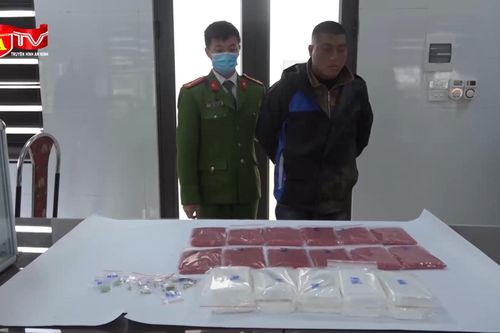 Bắt 'nóng' đối tượng vận chuyển 10 bánh heroin và 24.000 viên ma túy tổng hợp