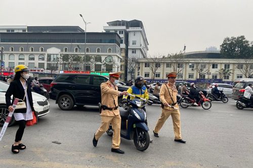 CSGT 'đón lõng' xử phạt hàng loạt xe máy đi vào Vành đai 3 trên cao