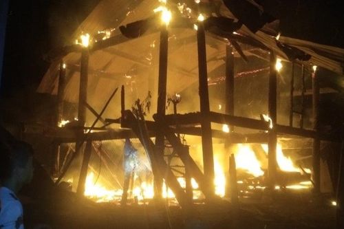 Nghệ An: Bà hỏa thiêu rụi hai căn nhà gỗ