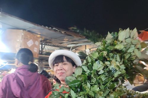 Người dân Thủ đô chen chúc mua hoa tươi nhân ngày 8/3 ở chợ đầu mối lúc nửa đêm