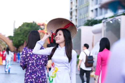 Hàng nghìn người diện áo dài, múa mừng 8/3 ở phố đi bộ Nguyễn Huệ
