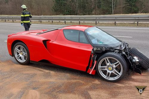Nhân viên đại lý tông vỡ đầu siêu xe triệu đô Ferrari Enzo