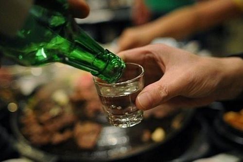 Một người tử vong, một người nguy kịch vì uống rượu ở đám tang