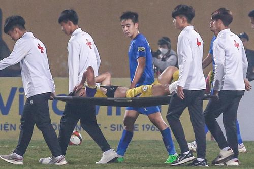 Tuấn Hải nhập viện sau khi bị vào bóng thô bạo