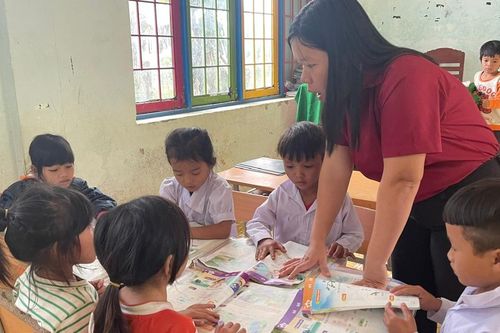 Những 'bông hoa' cắm bản vùng cao