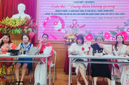 Những phụ nữ khiếm thị trang điểm không gương