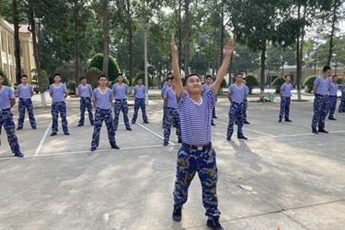 DIỄN ĐÀN LỜI HỨA VỚI HẬU PHƯƠNG: Thạc sĩ kinh tế tình nguyện nhập ngũ