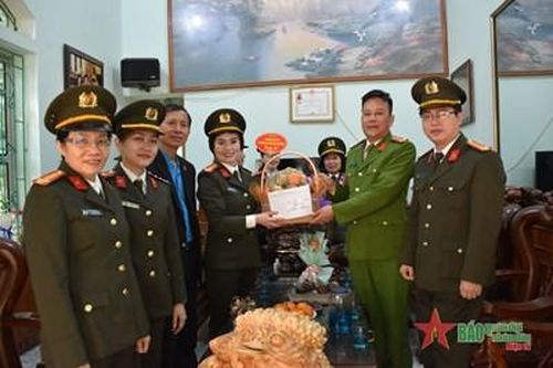 Bộ Công an tặng quà gia đình chính sách tại Điện Biên