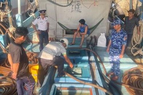 Cảnh sát biển bắt tàu chở dầu trái phép