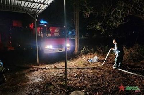 Cán bộ, chiến sĩ Vùng 5 Hải quân kịp thời chữa cháy giúp dân