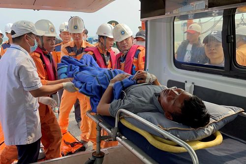 Cứu kịp thời ngư dân nguy kịch trên biển Hoàng Sa