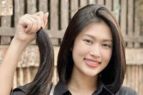 Đoàn Thiên Ân tặng hoa cho phụ nữ nhân dịp 8/3: 'Từng chiến đấu cùng với bệnh nhân ung thư là lý do tôi hiến tóc'