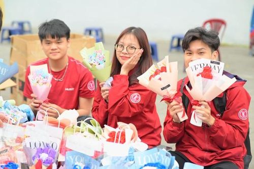 Ngày 8/3 thêm ý nghĩa khi sinh viên bán hoa gây quỹ từ thiện