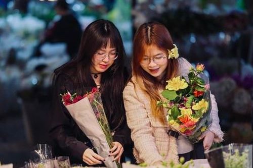 Đêm trước Ngày 8/3, giới trẻ tấp nập 'hẹn hò' tại chợ hoa lớn nhất Thủ đô