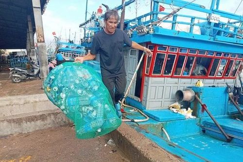 Bình Định nhân rộng mô hình tàu cá ra khơi mang rác nhựa về bờ