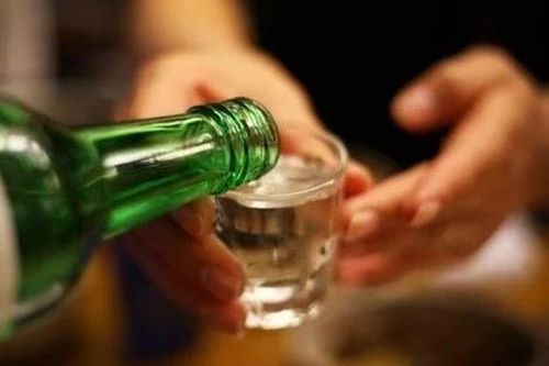 Nhiều người uống chung bình rượu ngâm, 2 người tử vong