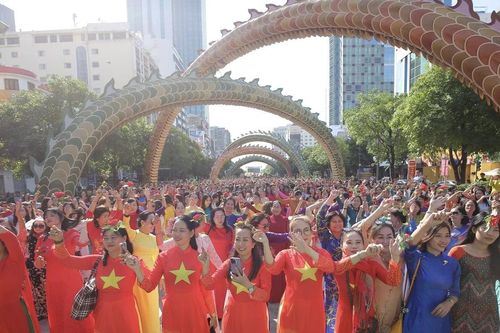 Hơn 5.000 người đồng diễn áo dài tại Lễ hội Áo dài TPHCM