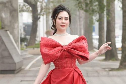 Hoa hậu Phan Kim Oanh khoe quà 'khủng' từ Dubai dịp 8/3